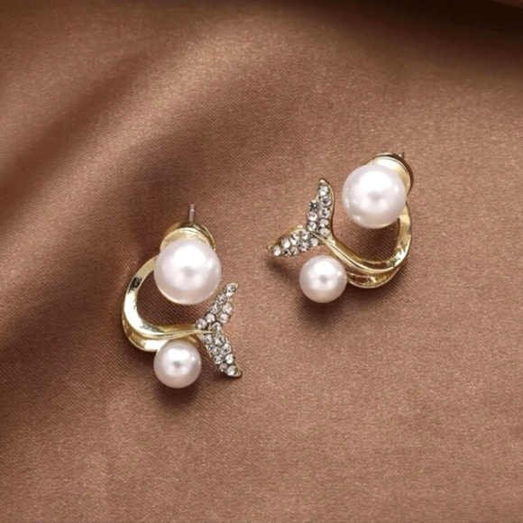 Jewelry - Bundle 💥Any 2for$20💥COPY - Pearl & Gold Mermaid Tail Ear-jacket Earrings✨️